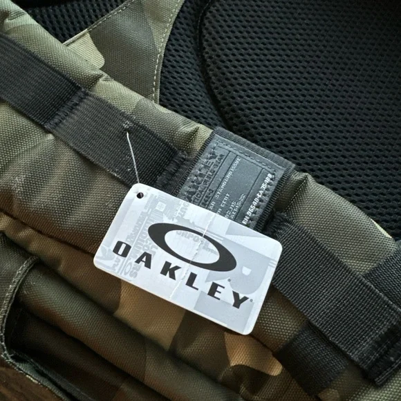 Oakley Mechanism Backpack NWT! Rare! - Picture 3 of 9